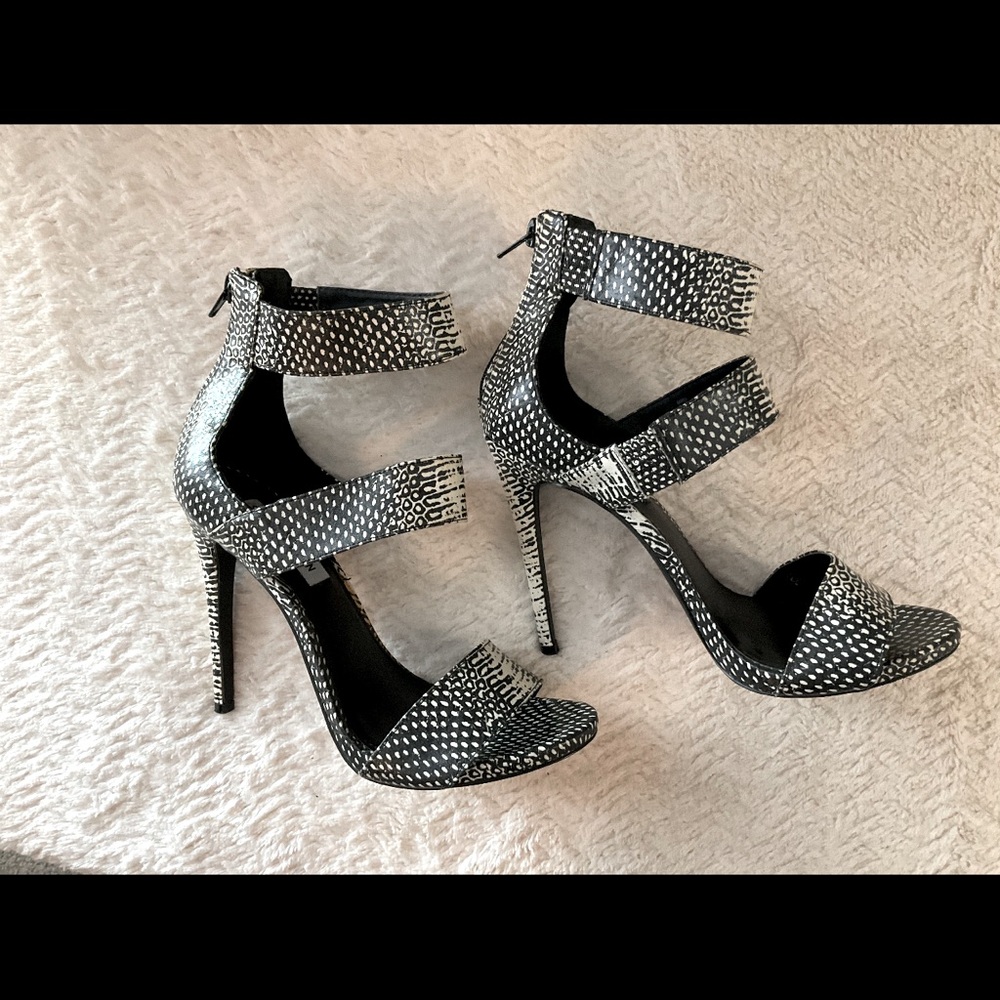 Steve Madden Black/White Strappy Sandals with Back zipper